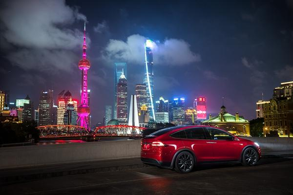 　　特斯拉 Model&nbsp;&nbsp;X&nbsp;行使在上海夜色中，Model&nbsp;&nbsp;X&nbsp;标配自动紧急刹车和防侧撞系统，最大限度避免事故发生。特斯拉 供图
