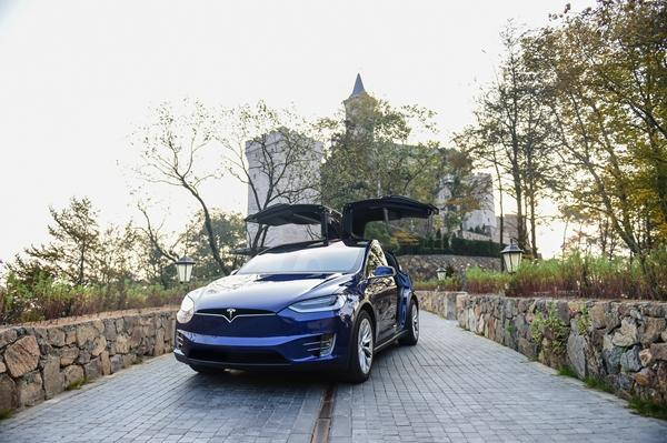 　　Model X的鹰翼门，开启时先向上升起再向外展开，车身两侧各需 30 厘米宽空间，第二三排乘客在狭窄泊车环境中也能轻松进出。特斯拉 供图