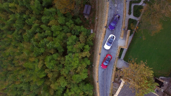 　　特斯拉Model X和Model S行驶在浙江莫干山裸心堡山顶，零排放的特斯拉驶入莫干山原始山体，和大自然融合一起。特斯拉 供图