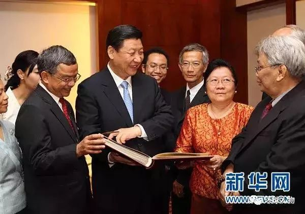 2010年6月16日，习近平在万象会见贵宁家族所有成员。图源：新华网