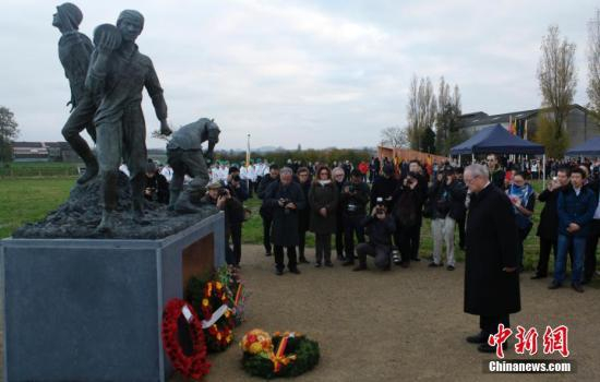 　　当地时间11月15日，一战华工青铜纪念雕像在比利时西部与法国接壤的波普林格市正式落成。中新社记者 德永健 摄