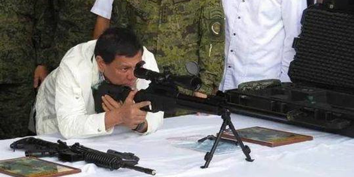 杜特尔特归还中国一把步枪:它击毙了极端分子