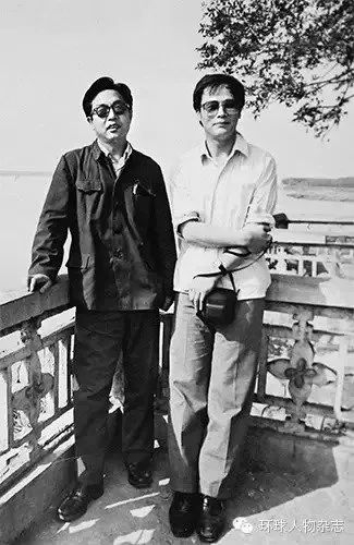  1983年，王岐山（右）与同事在湖北赤壁。