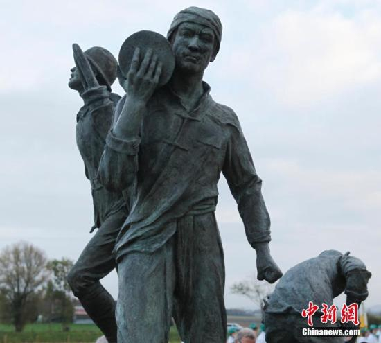 　　1916年至1918年，约14万中国劳工来到波普林格市等一战主战场，在英法等协约国军队从事挖战壕、修工事、救伤员、埋尸体等最艰苦繁重的战地后勤工作，为协约国赢得一战胜利作出巨大贡献。中新社记者 德永健 摄