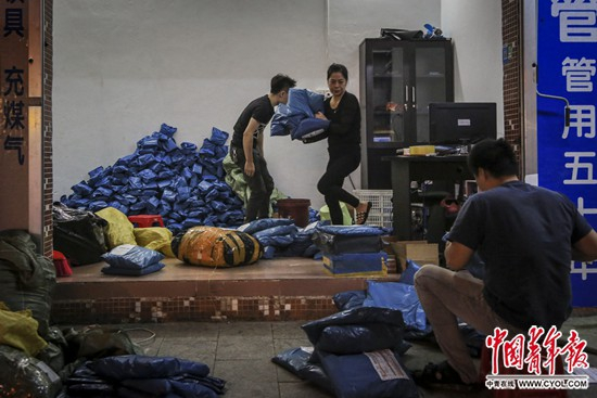 　　11月5日晚11点，广东省广州市里仁洞村一个快递点里，工作人员杨雪丽在收发快递。里仁洞村是著名的“淘宝村”。中国青年报·中青在线记者&nbsp;赵迪/摄