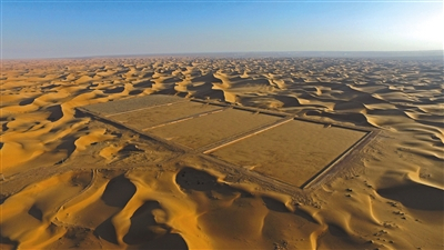 　　整治后 2015年10月，新京报记者重返腾格里沙漠排污池，整改过的排污池被风沙渐渐覆盖。新京报记者 陈杰 摄