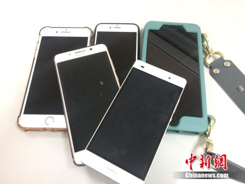 形形色色的手机。中新网 邱宇 摄