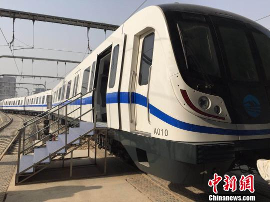 图为兰州轨道交通1号线一期工程配置的电动客车。　刘薛梅 摄