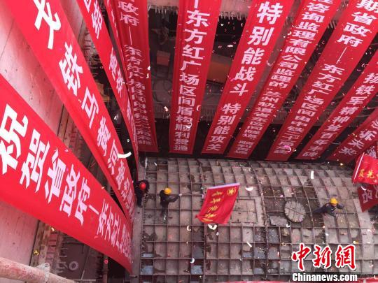 　　11月16日，兰州轨道交通1号线一期工程甘肃省政府站至东方红广场站区间左线隧道盾构机顺利抵达东方红广场站西端头接收井。　刘薛梅　摄