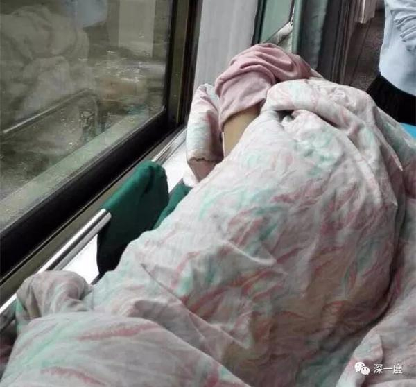 在医院就诊的同学 &nbsp;本文图片均来自“深一度”微信公号