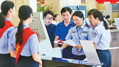 　　浙江苍南县深入推进“最多跑一次”改革，打通行政审批服务“最后一公里”。图为服务中心工作人员帮助群众提交资料。余根铃摄/光明图片