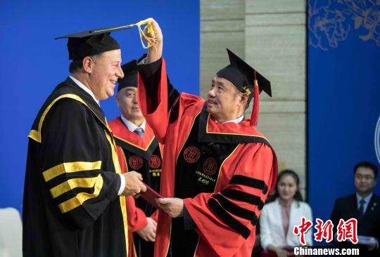 正在中国访问的巴拿马总统巴雷拉11月18日获得中国人民大学名誉博士学位。　王浩丞　摄
