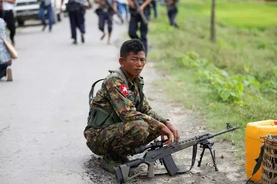  △8月30日，在缅甸若开邦，士兵在被烧毁的房屋外警戒