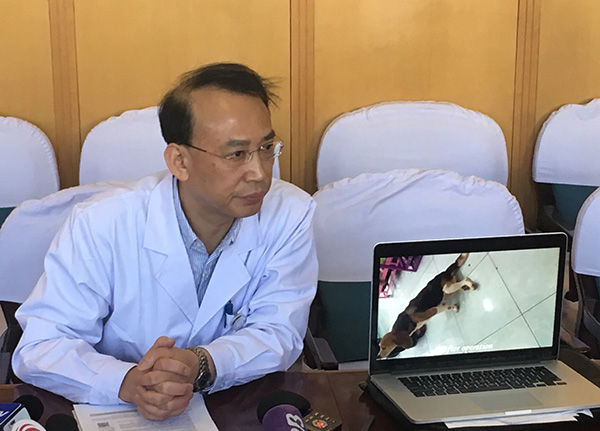 任晓平展示小狗试验视频。澎湃新闻记者 忻勤 摄