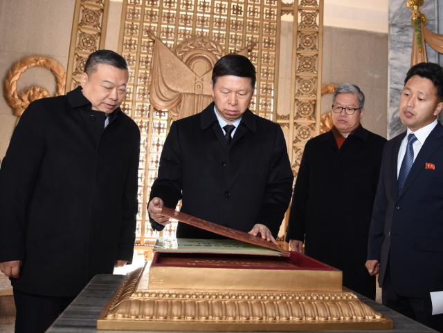  11月19日，宋涛翻阅友谊塔内志愿军烈士名册。（新华社记者程大雨摄）