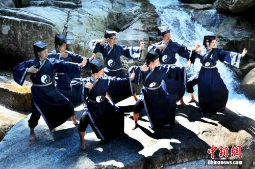 　　图为太极拳爱好者身穿武侠古装，扮演“全真七子”在江西省婺源县大鄣山卧龙谷对剑练功。 卓忠伟 摄