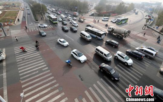 G103国道土桥路口交通综合治理工程完工。　张宇亮　摄