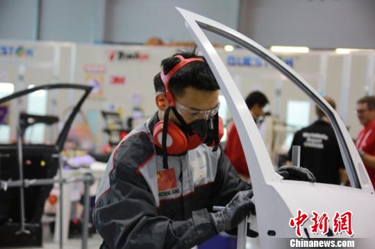 图为蒋应成训练、比赛状态中。浙江省人社厅提供