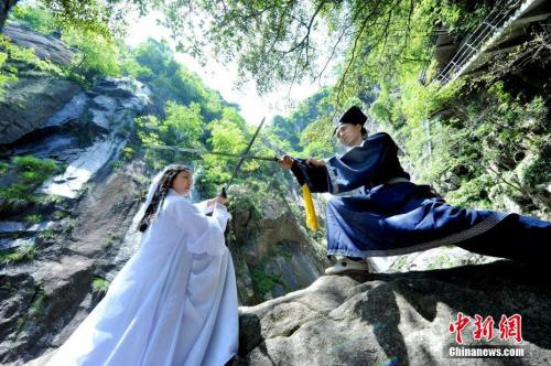 图为两名身穿武侠古装的太极拳爱好者在对剑练功。 卓忠伟 摄