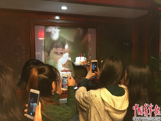 几位粉丝相约在火锅店为王源过生日&nbsp;