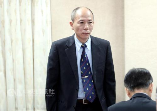 　　台湾地区防务部门22日举行记者会公布猎雷舰案惩处名单，时任台军海军参谋长的现任“军备局长”梅家树中将也名列其中。图为梅家树22日列席台立法机构外事及防务委员会。图片来源：“中央社”
