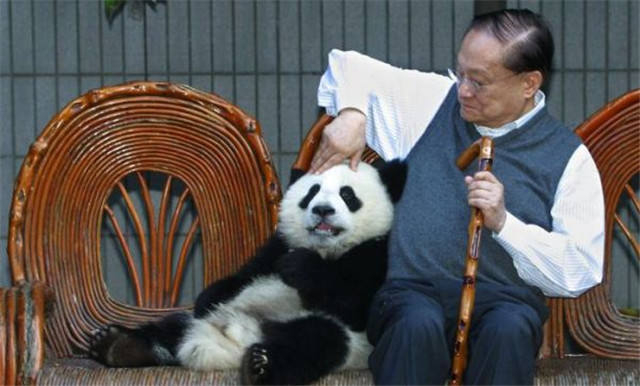  ↑2004年，金庸在成都（图片来自Quartzy网站）