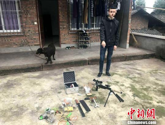 涉案的徐某以及查获的仿真枪支等。 夹江警方供图