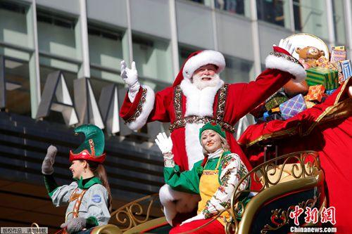 游行中的圣诞老人。