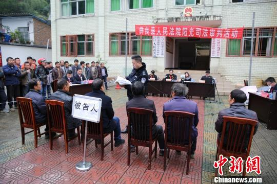 图为巡回庭审。　乐华方 摄