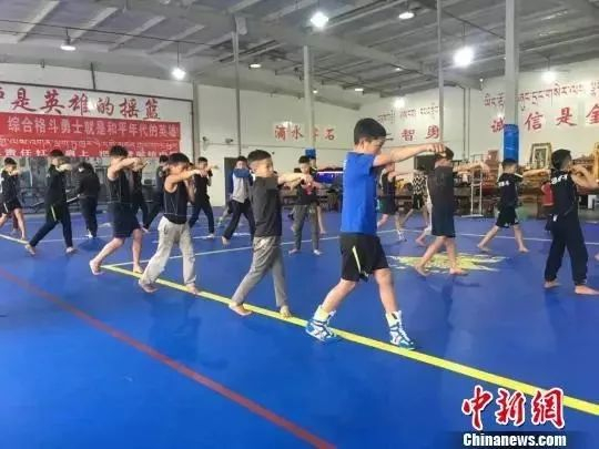  学员们学习格斗技巧。恩波格斗俱乐部供图。&nbsp;