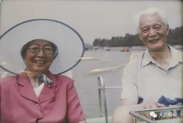 挂在病床上方的郭老夫妇合影