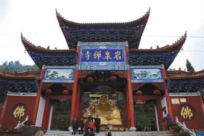 云南省昆明市宜良县岩泉禅寺。2012年，该寺庙被私人承包，一假和尚逼游客强捐23400元功德钱。事发后，岩泉禅寺被取消3A景区资格。图/视觉中国