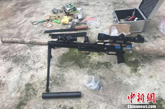 徐某家查获的仿真枪支等物品。 夹江警方供图