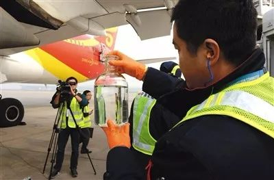 ▲11月21日，首都国际机场，工作人员展示生物航煤。新华社发