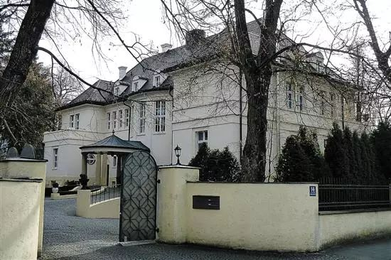 谁也不知道别墅的墙内住着哪位富豪