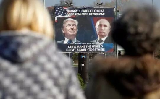 ▲资料图片：黑山共和国的一个广告牌将特朗普与普京并列。（路透社）