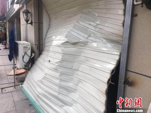 图为受爆炸影响的沿街商铺。　李佳赟　摄