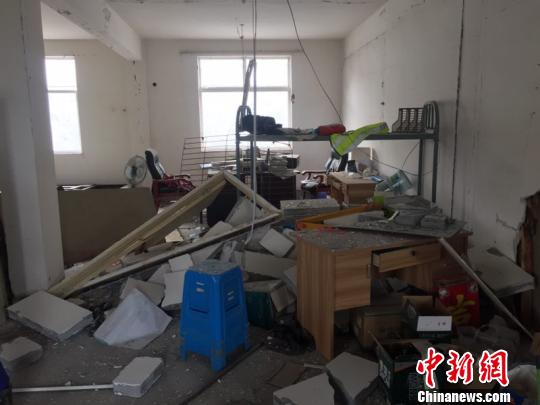 图为爆炸现场附近。　何蒋勇 摄