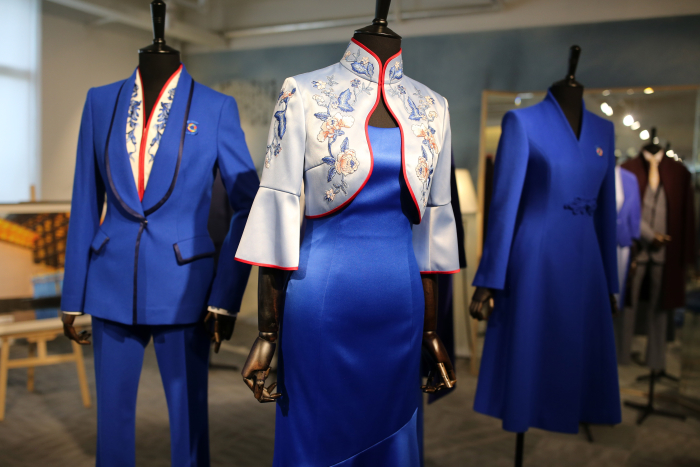 志愿者服装以大气的宝蓝色为主基调