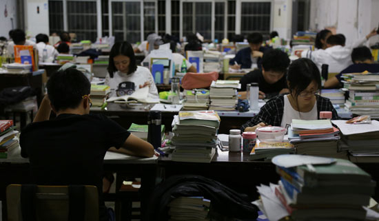 部分学生备战考研复习到深夜。视觉中国供图