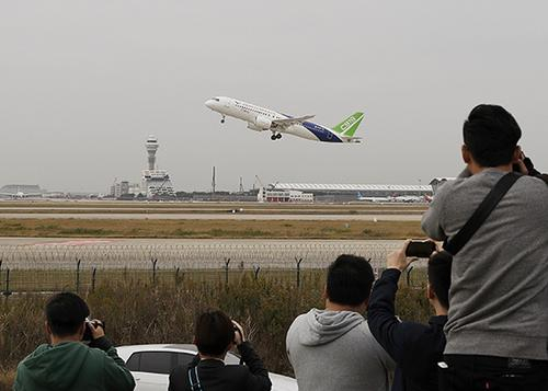 　　11月10日11时38分，中国国产大飞机C919首架机一飞冲天，开启超过1300千米的“远行”。 中新社记者 殷立勤 摄
