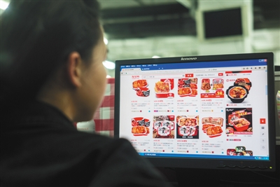 方便火锅市场目前有数百家品牌，线上为主要销售渠道。新京报记者 王子诚 摄