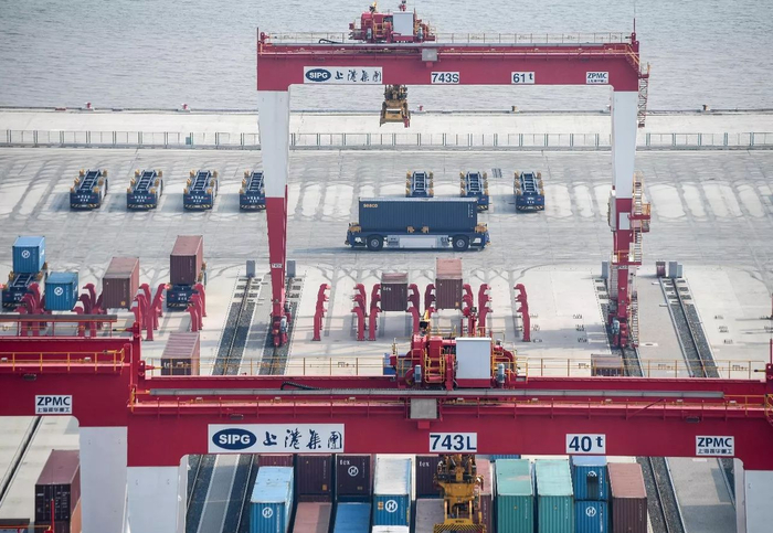 7月25日，AGV（自动导引运输车）在上海洋山深水港四期工程码头调试运行。 新华社记者申宏摄