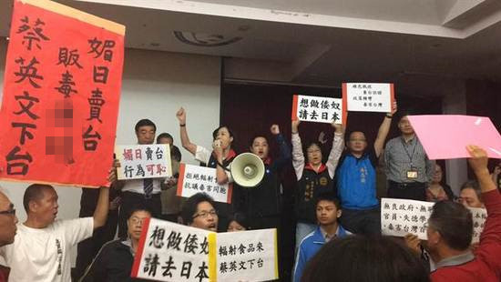 台湾民众抗议日本核灾区食品进口。（图片来源：台媒）