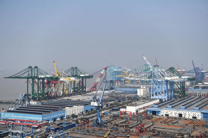 7月27日拍摄的位于上海长兴岛的振华重工长兴生产基地。 新华社记者申宏摄
