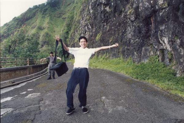 2000年，夏威夷旅行中的何海明