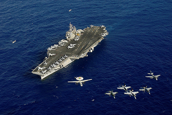 美国航母舰载机正在进行训练。