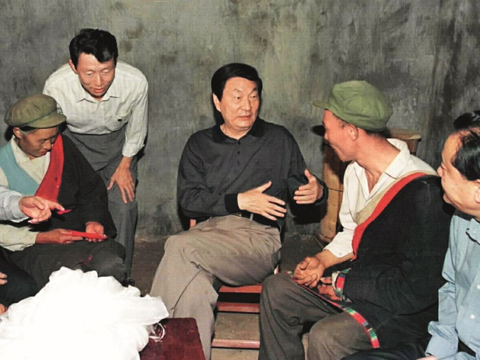 1999年9月，朱镕基在四川省阿坝藏族羌族自治州九寨沟县永竹村看望藏族农民，介绍退耕还林、植树造林的政策。