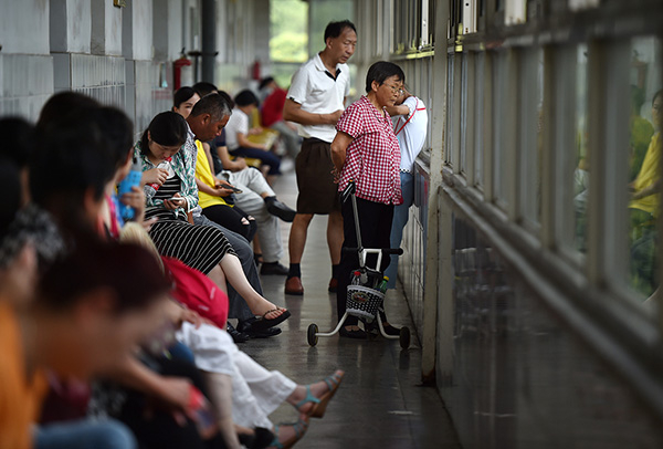 培训班外等待孩子的家长。视觉中国 资料
