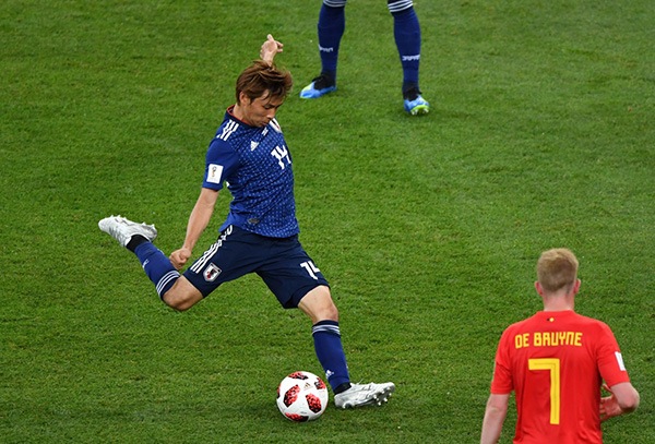 日本队球员乾贵士（左）在比赛中射门得分。新华社记者 陈诚 摄